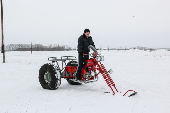 Roman Bulach saat mengenderai motornya di landscape Siberia yang penuh salju