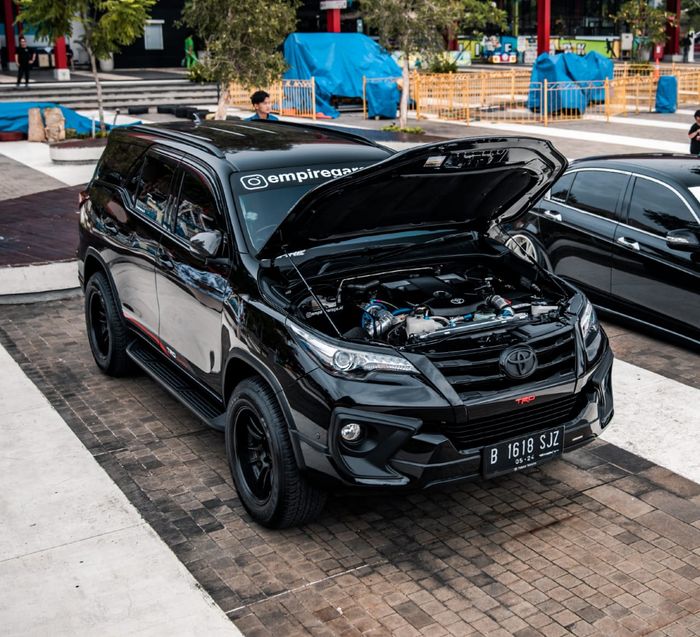 Ilustrasi. Pastikan mesin tidak keluar asap saat dibuka dipstik dan tutup olinya.