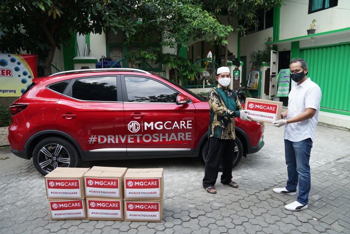 MG Motor Indonesia memberikan lebih dari 10 ribu paket APD dan sembako ke 2 rumah sakit dan sejumlah masyarakat yang membutuhkan. Rendi Radito selaku Sales Director MG Motor Indonesia (kanan), turun langsung menyerahkan bantuan tersebut.