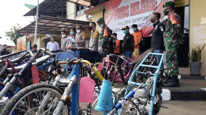 Pers rilis penangkapan kelompok balap liar di Mapolsek Serpong, Tangsel, Kamis (21/5/2020). 