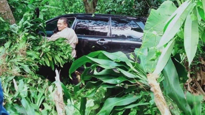 Toyota Avanza dinas dikepung tanaman usai terobos kebun saat dikemudikan Camat Petungkriyono, kabupaten Pekalongan