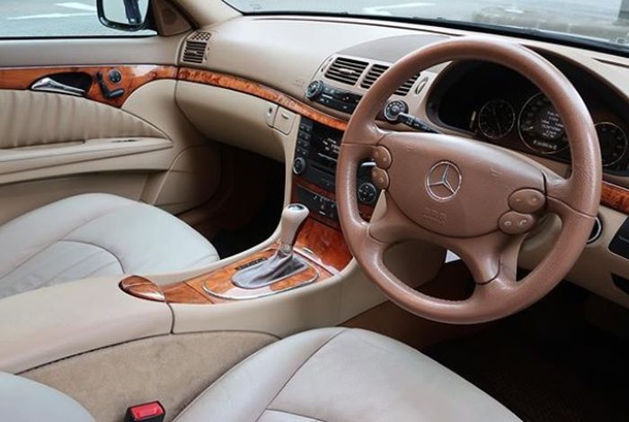 Interior Mercedes-Benz E280 W211 2009 kerap mengalami patah di beberapa panel.