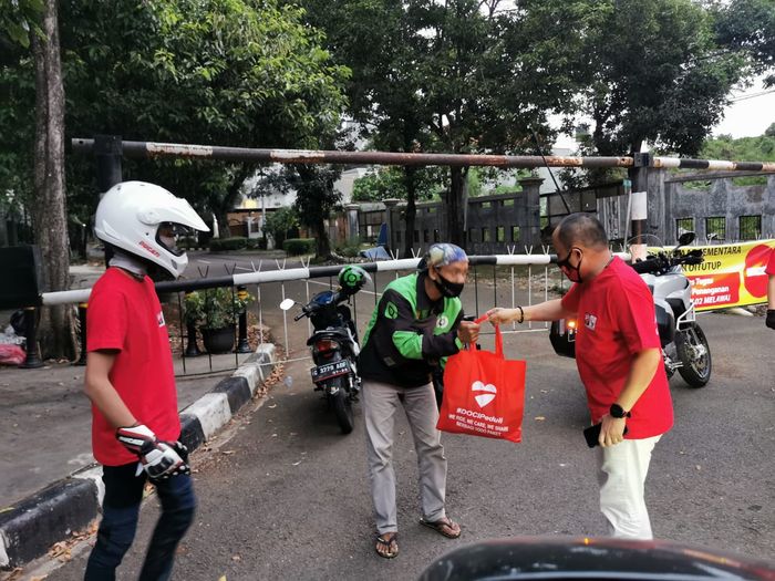 Pembagian paket sembako oleh DOCI