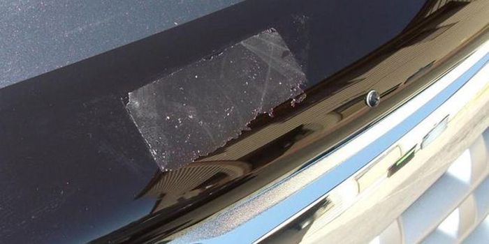 Ilustrasi bekas stiker pada permukaan bodi mobil