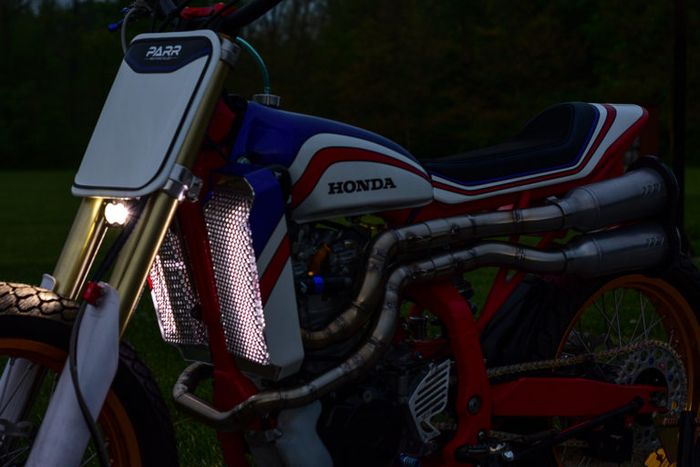 Radiatornya juga jadi tempat untuk lampu tambahan