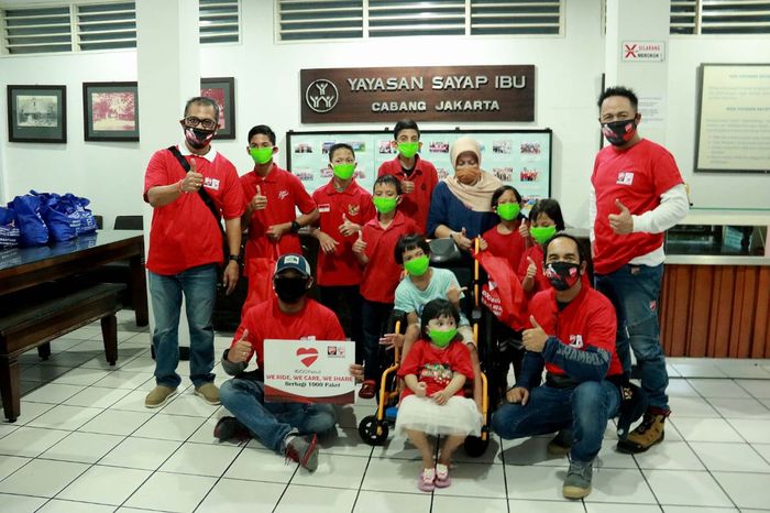 Ducati Owner Club Indonesia memberikan donasi ke Yayasan Sayap Ibu