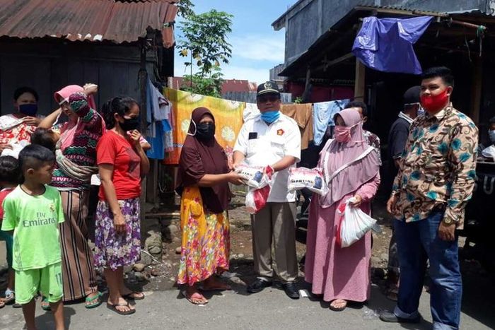 Martias, Anggota DPRD Pasaman membagikan masker dan sembako ke masyarakat