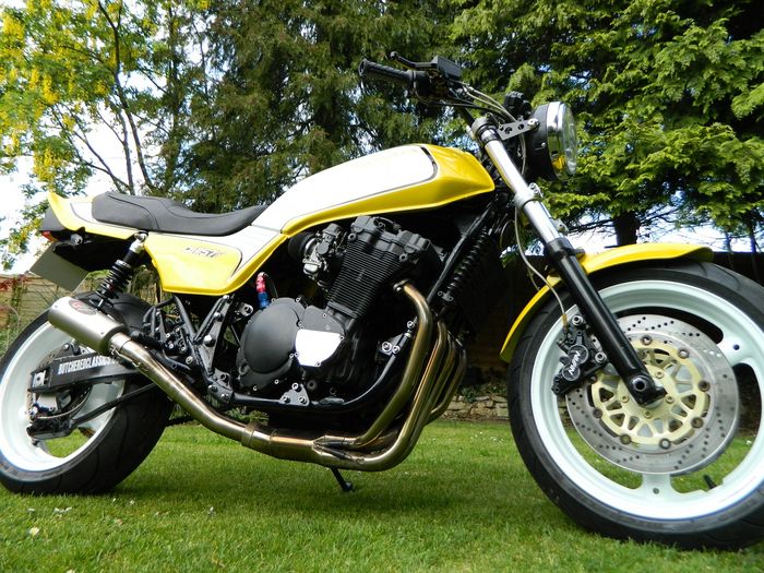 Honda CB900F bermesin Suzuki Bandit 1200 ini memang agak aneh tapi tetap oke