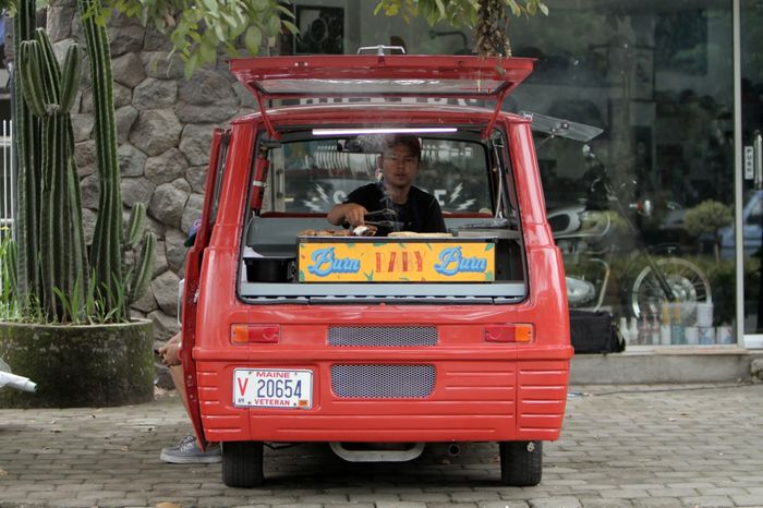 Mazda Bongo klasik disulap jadi food truck