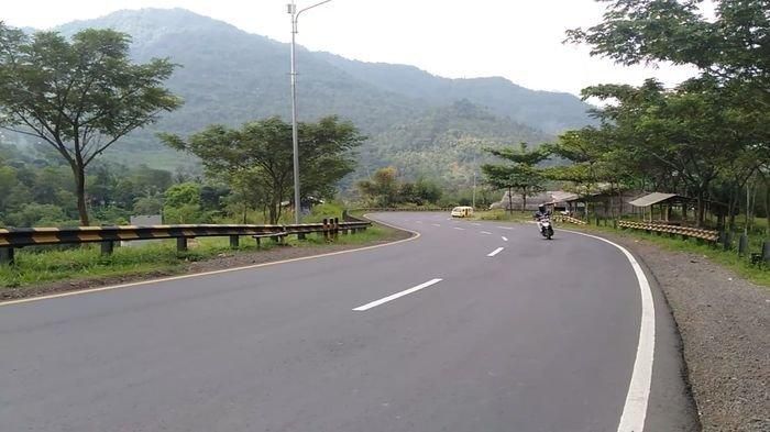 Jalan raya negara Bandung-Tasikmalaya di kawasan Gentong sepi arus mudik imbas larangan mudik untuk mencegah Covid-19