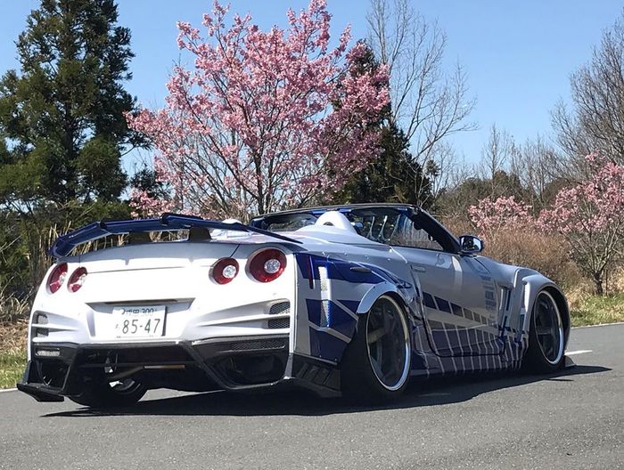 Nissan GT-R R35 jadi-jadian, atap dipangkas. 