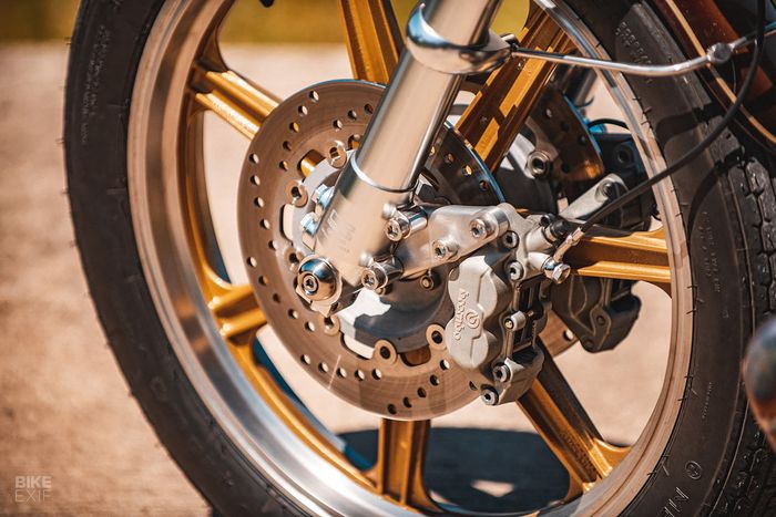 Rem depan diupgrade jadi double disc brake