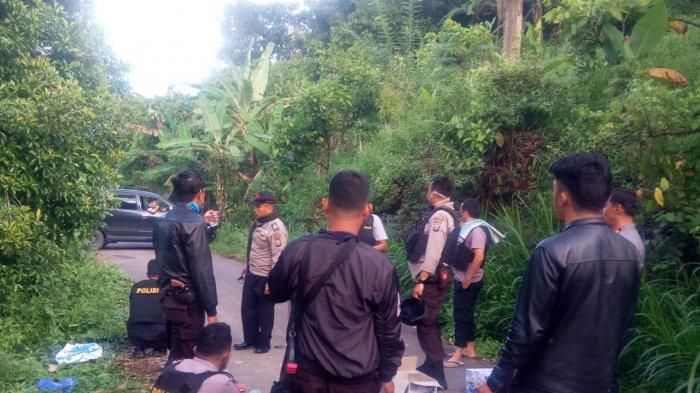 Pihak kepolisian berjaga usai tawuran antar warga dua desa di Kecamatan Buntu Batu, Enrekang, Sulawesi Selatan pada Minggu (24/5/2020).