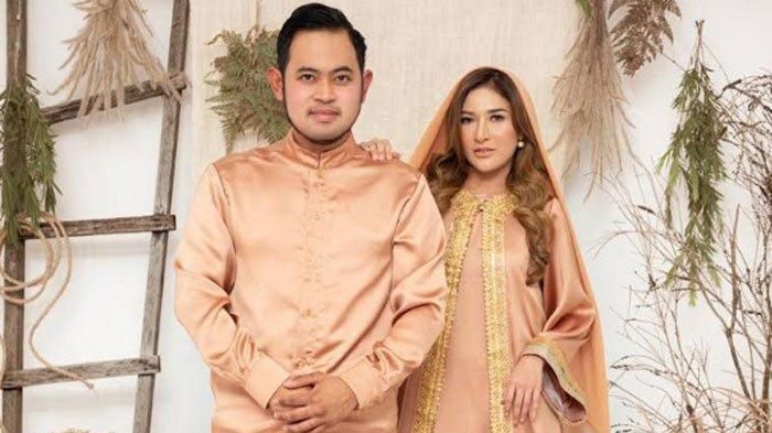 Gilang Widya Pramana, bos bus wisata Juragan 99 bersama istri