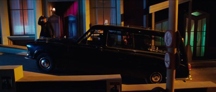 Daimler DS420 Hearse di film Bunraku
