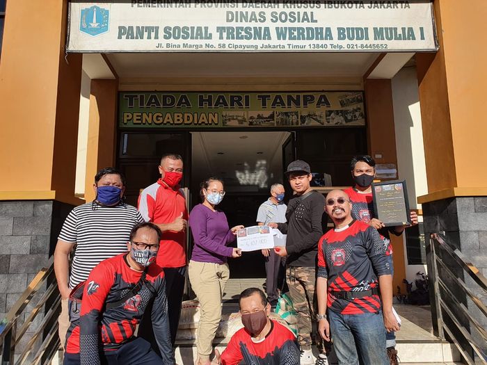Penyerahan donasi 650 KLAN Indonesia kepada Panti Sosial Tresna Werdha Budi Mulia 1
