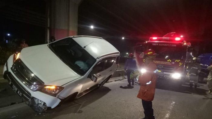 Personel Sudin PKP Jakarta Timur saat mengevakuasi mobil yang menabrak separator Transjakarta di Jalan DI Panjaitan, Jatinegara, Selasa (26/5/2020) (Dokumentasi Sudin PKP Jakarta Timur)