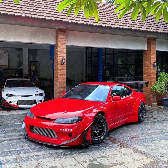 Nissan Silvia S15 untuk kompetisi drifting 2020 (putih) dan yang merah untuk harian. 