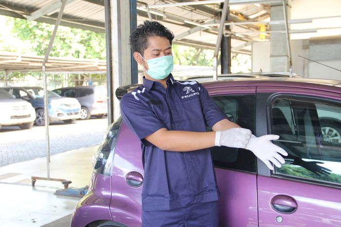 Selama berada di bengkel ataupun saat bertugas di Home Service, para mekanik wajib menggunakan alat pelindung diri seperti masker, sarung tangan dan sepatu pelindung.