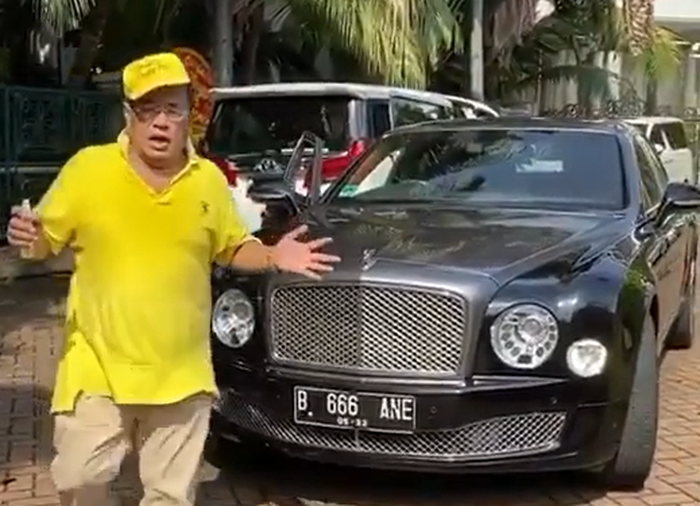 Hotman Paris Hutapea berdiri di depan Bentley Mulsanne AT miliknya