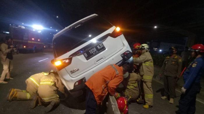 Isuzu Mu-X tersangkut separator Busway di Jalan DI Panjaitan, Jatinegara, Jakarta Timur