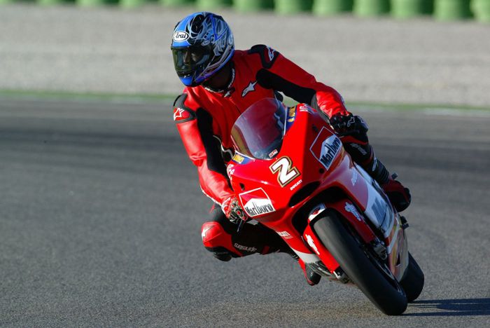 Michael Jordan memacu Ducati Desmosedici di sirkuit Valencia 2004