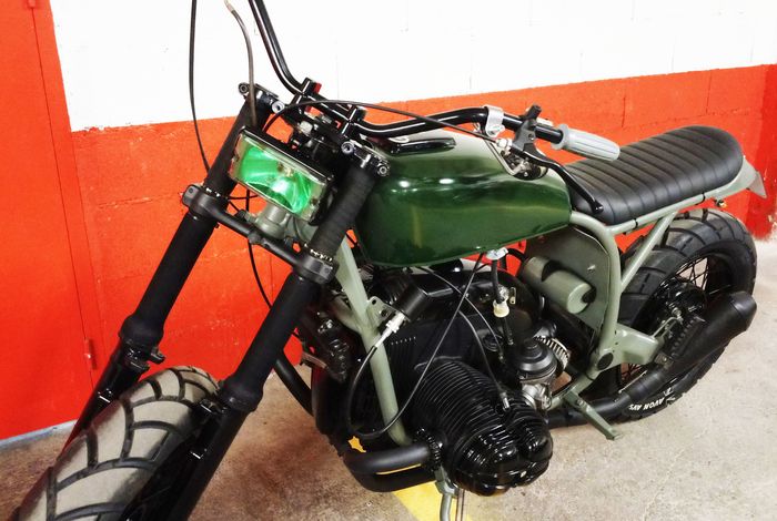 Tampilan depan dari BMW R100R scrambler ini