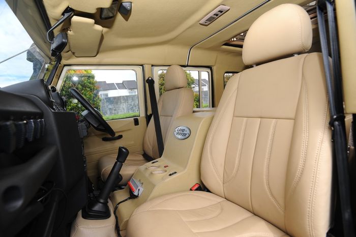 Interior Land Rover Defender 6 roda 