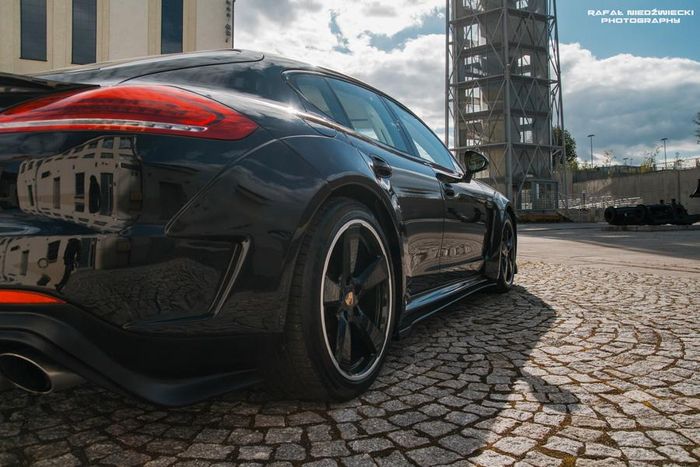 Tampilan samping Porsche Panamera garapan SR66 Design