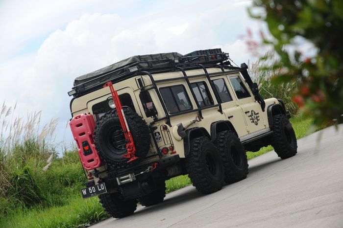 Modifikasi Land Rover Defender 6 roda