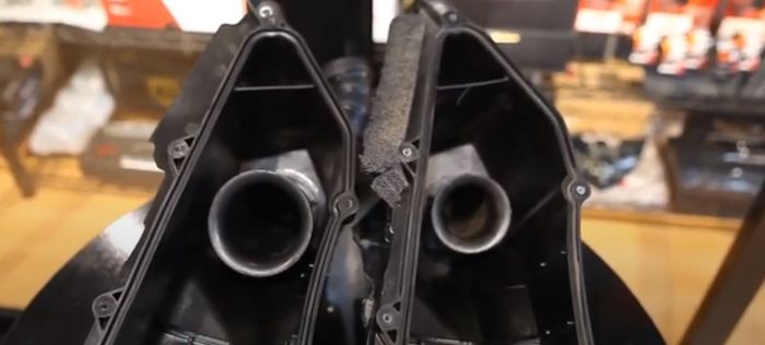Beda diameter di boks filter udara Yamaha XMAX 300 (kiri) dan Yamaha XMAX 250 (kanan)
