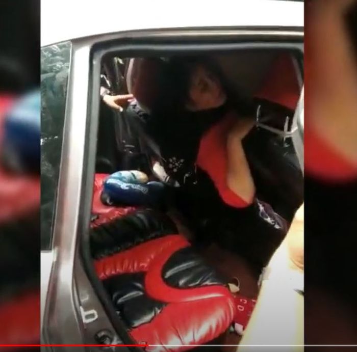 Penumpang dan pengemudi terjepit atap yang ambles akibat tertimpa pohon