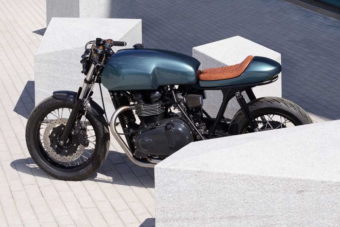 Kelir British Racing Green membuat Triumph Thruxton 900 ini makin menawan