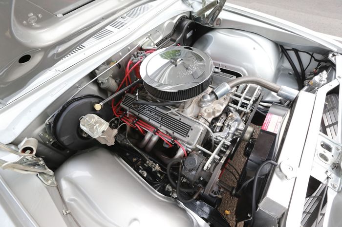 Mesin V8 di Holden Kingswood HQ Wagon 1973 