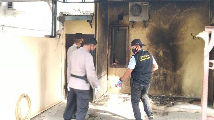 Tim Inafis Polresta Bandar Lampung melakukan olah TKP di rumah Panitera Pengadilan Negeri Tanjungkarang, Bandar Lampung, yang dilempar bom molotov oleh orang tak dikenal, Rabu (27/5/2020).