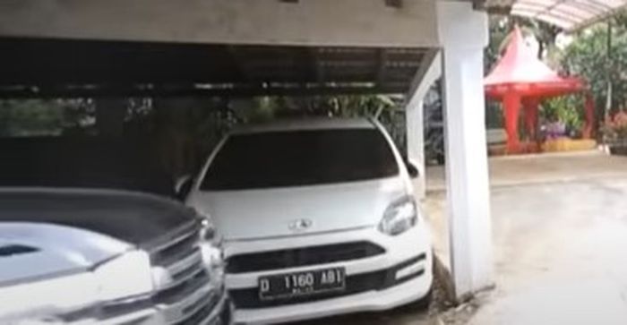 Salah satu mobil yang terparkir di garasi rumah Mamah Dedeh