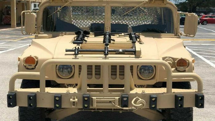 Tampilan depan Hummer H1 tahun 2020 dengan spesifikasi ala militer.