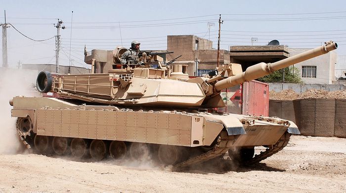 Tank tempur M1 Abrams dengan cat Decsert Sand jadi referensi warna