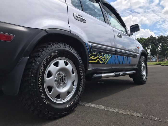 Pasang pelek kaleng 15 inci dibalut ban M/T