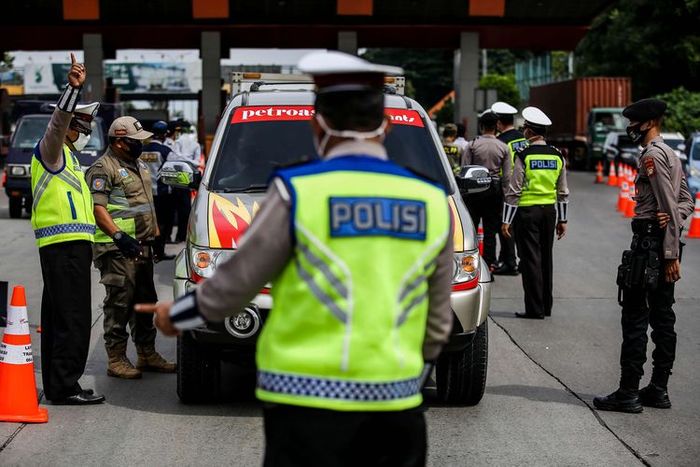 Petugas gabungan memeriksa kendaraan di gerbang tol Cikupa, Kabupaten Tangerang, Banten, Kamis (28/5/2020). Selama operasi pemeriksaan kepada masyarakat dari luar Jabodetabek yang ingin masuk ke Jakarta diharuskan menunjukkan SIKM, berdasarkan peraturan gubernur (Pergub) Nomor 47 Tahun 2020 yang mew