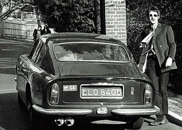 Paul McCartney bersama Aston Martin DB6 miliknya.