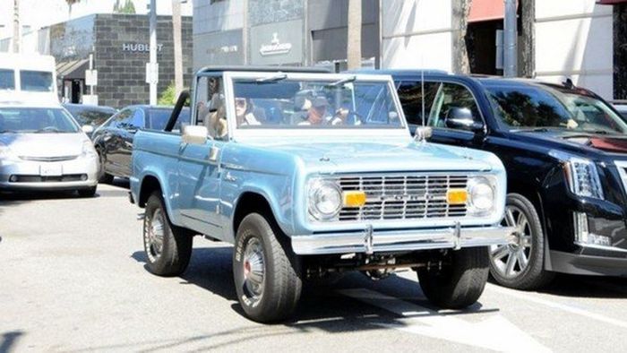 Lady Gaga mengendarai Ford Bronco mengelilingi Kota Los Angeles
