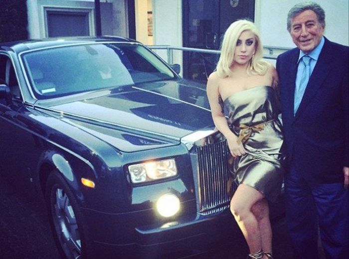 Lady Gaga berpose bersama kekasihnya di depan Rolls-Royce Phantom miliknya