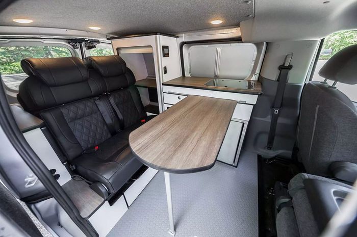 Meja geser di Nissan NV200 (Evalia) Camper Van