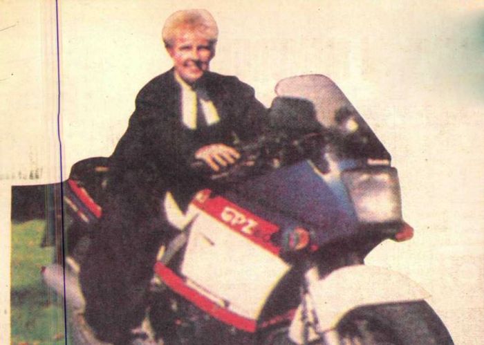 Gabriele Delamnisky menunggangi Kawasaki GPZ 600 R miliknya menggunakan pakaian pendeta.