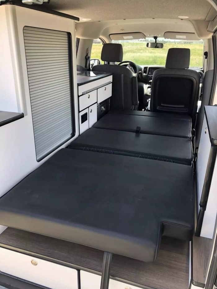 Kasur lipat di Nissan NV200 (Evalia) bisa muat 1-2 orang