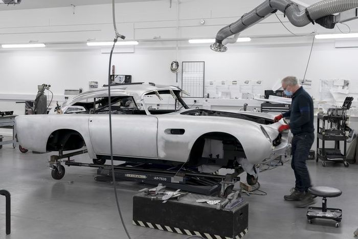 Proses produksi Aston Martin DB5
