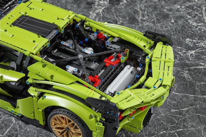 Mesin 6.500 cc V12 pada Lego Lamborghini Sian