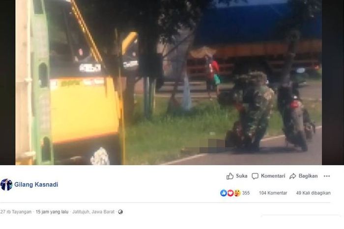 Aksi prajurit TNI memindahkan orang gila yang tiduran di tengah jalan