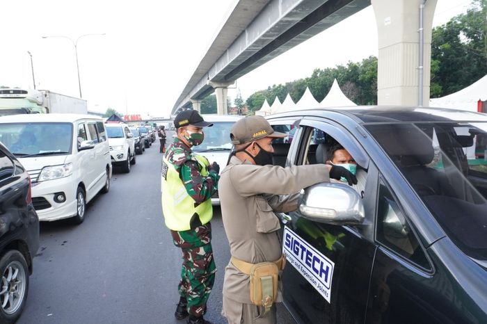 Ilustrasi pengecekan eHAC PeduliLindungi sebagai syarat mudik di check point Km 47B Karawang Barat, Jalan Tol Jakarta-Cikampek menuju Jakarta.